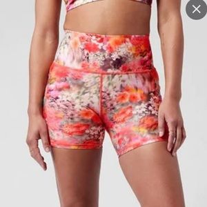 Athleta Salutation Stash 5” Shorts